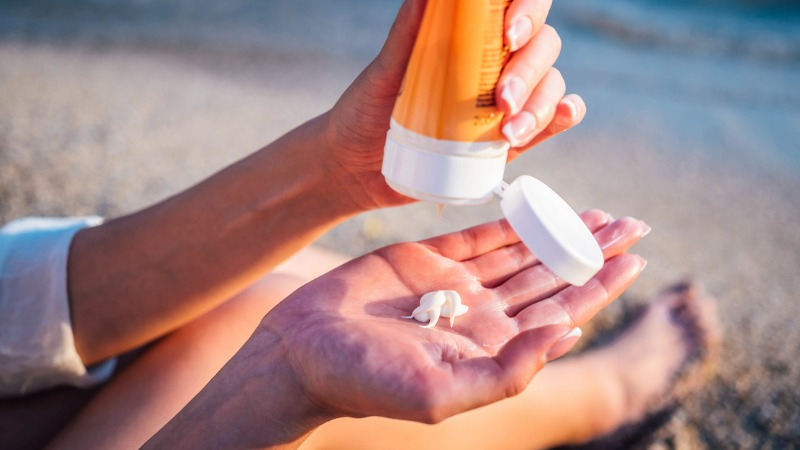 Mettre de la crème solaire pour se protéger du soleil